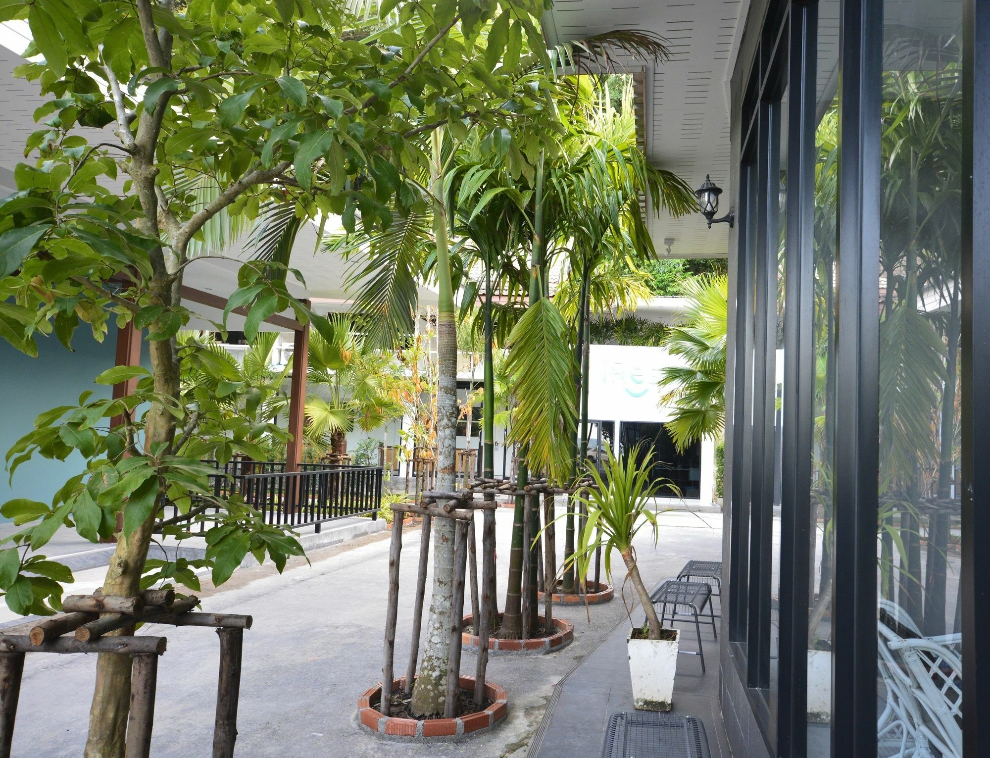 Irest Ao Nang Seafront Vandrarhem Exteriör bild