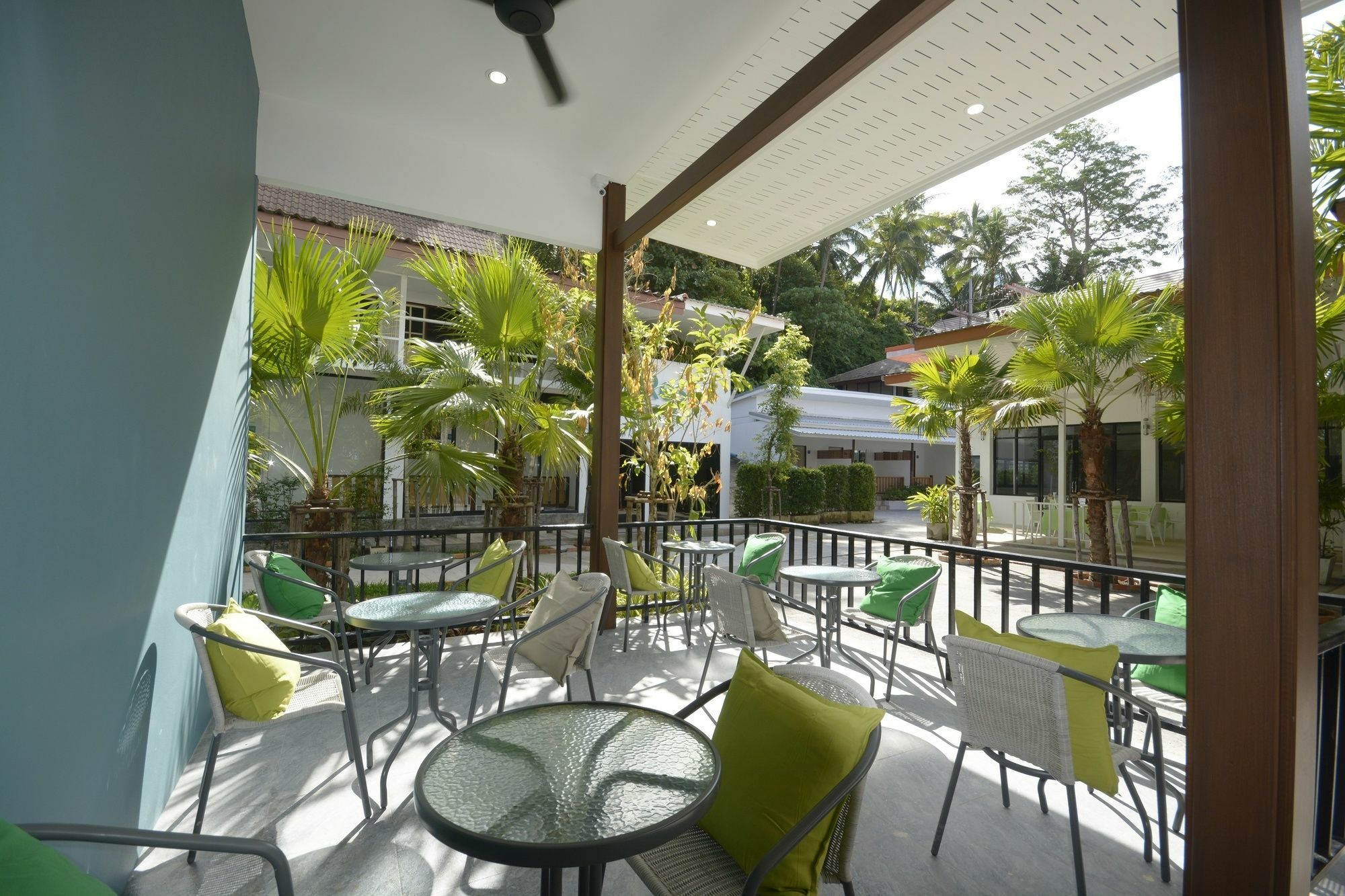 Irest Ao Nang Seafront Vandrarhem Exteriör bild
