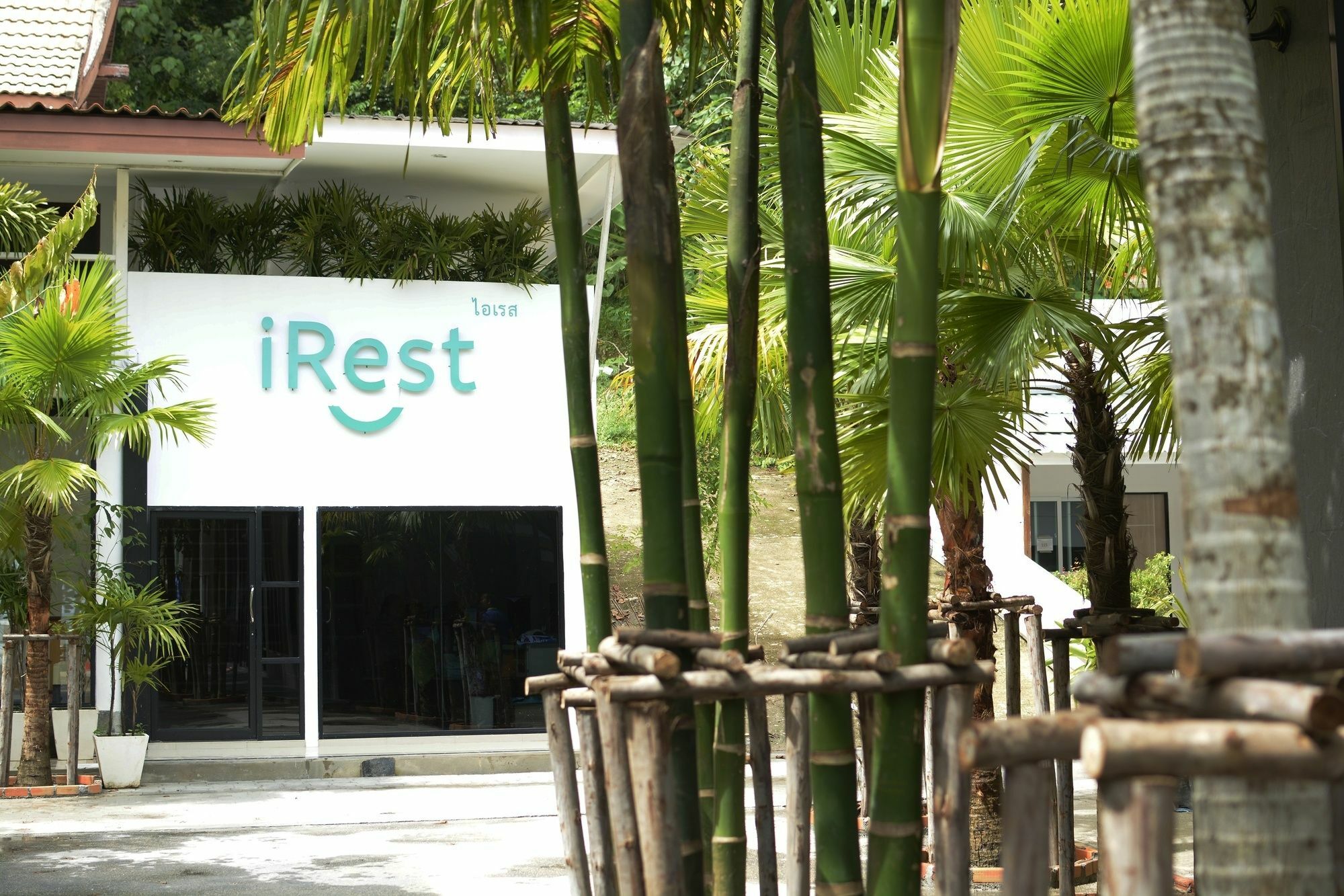 Irest Ao Nang Seafront Vandrarhem Exteriör bild