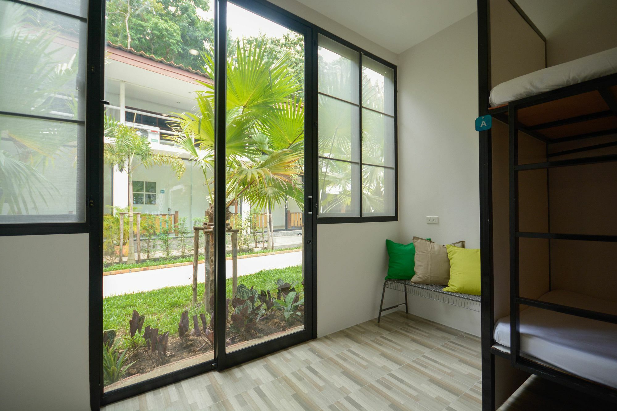 Irest Ao Nang Seafront Vandrarhem Exteriör bild